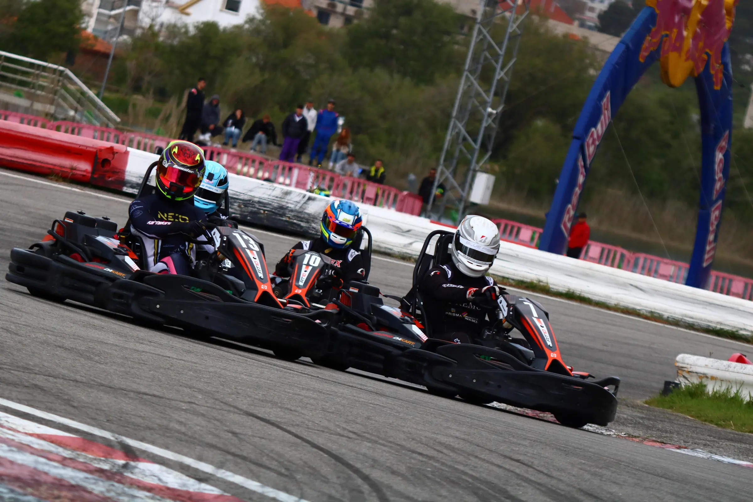 Pelotón de karts entrando en curva